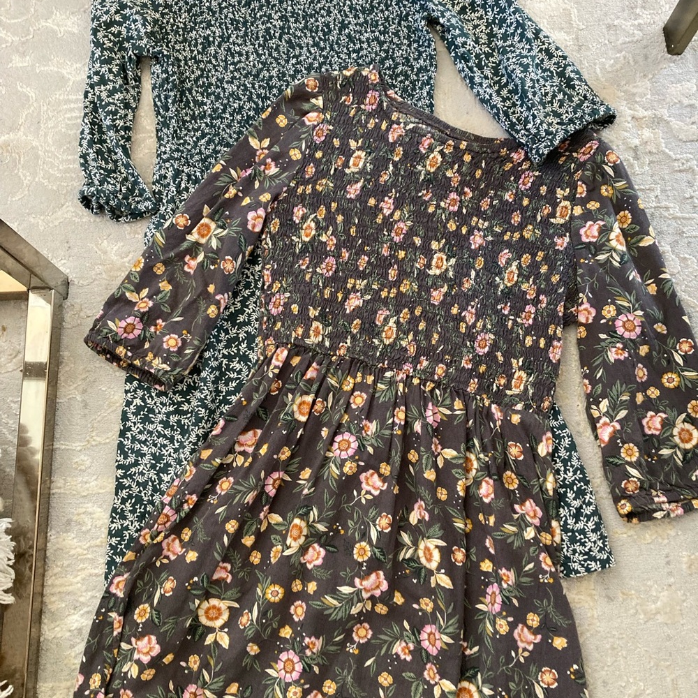 Lots of 8 matching/coordinated dresses, ideal for twins or siblings. - Picture 3 of 4